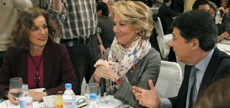 La alcaldesa de Madrid, Ana Botella (i), junto a la presidenta del PP de Madrid, Esperanza Aguirre (c). (EFE)