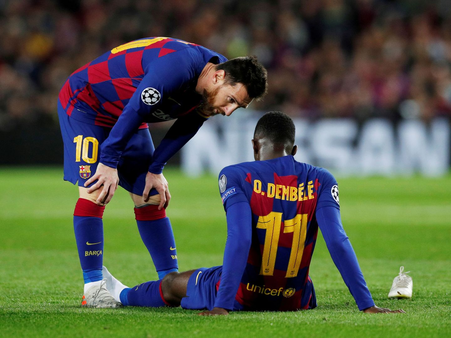 Messi, junto a Dembèlè el día de su lesión en el Camp Nou. (EFE)