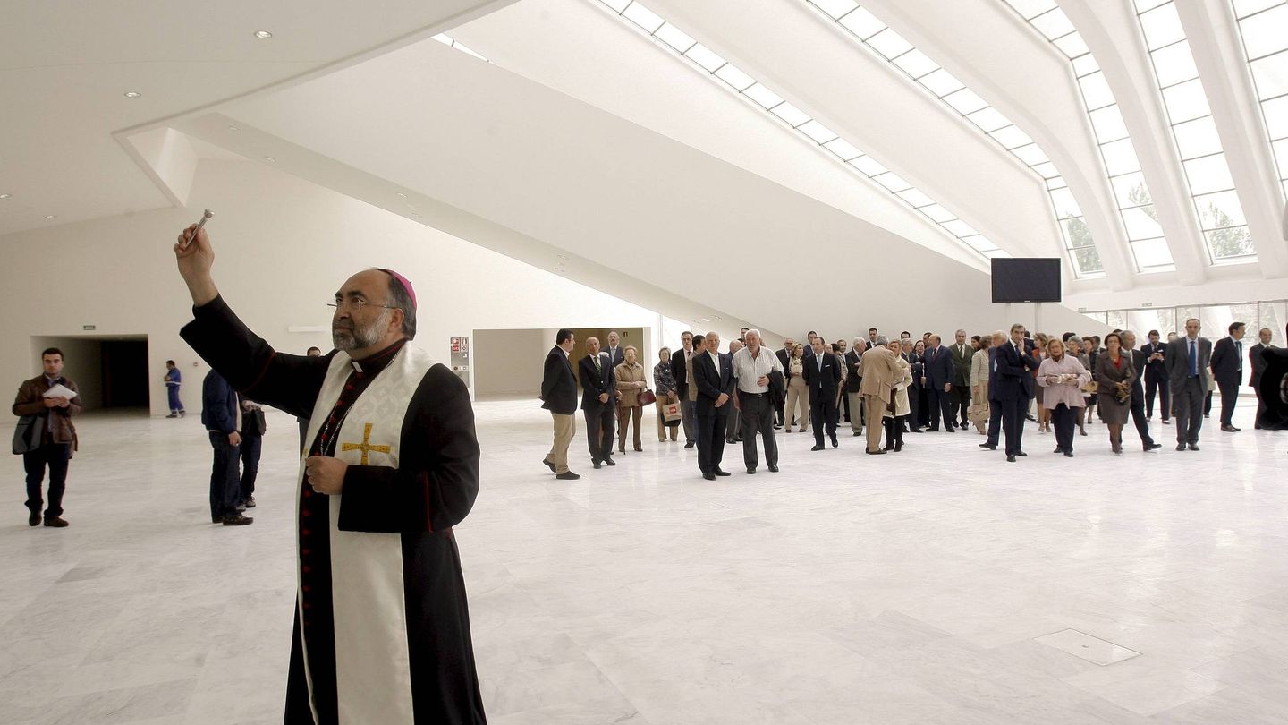 El arzobispo de Oviedo, Jesús Sanz (i), bendice el Palacio de Exposiciones y Congresos, en mayo de 2011. (EFE)