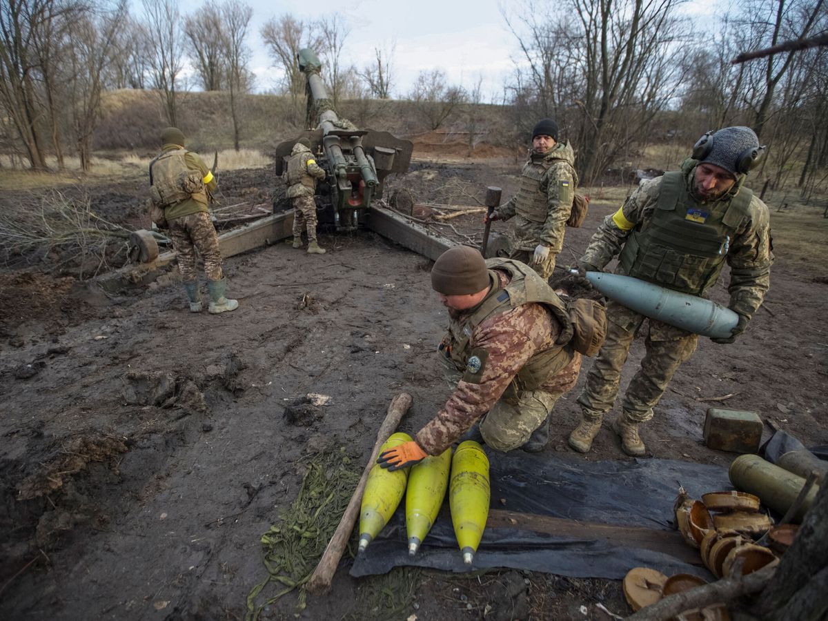 Foto: Soldados ucranianos preparan un ataque en Donetsk, el 1 de enero de 2023. Anna Kudriavtseva / REUTERS