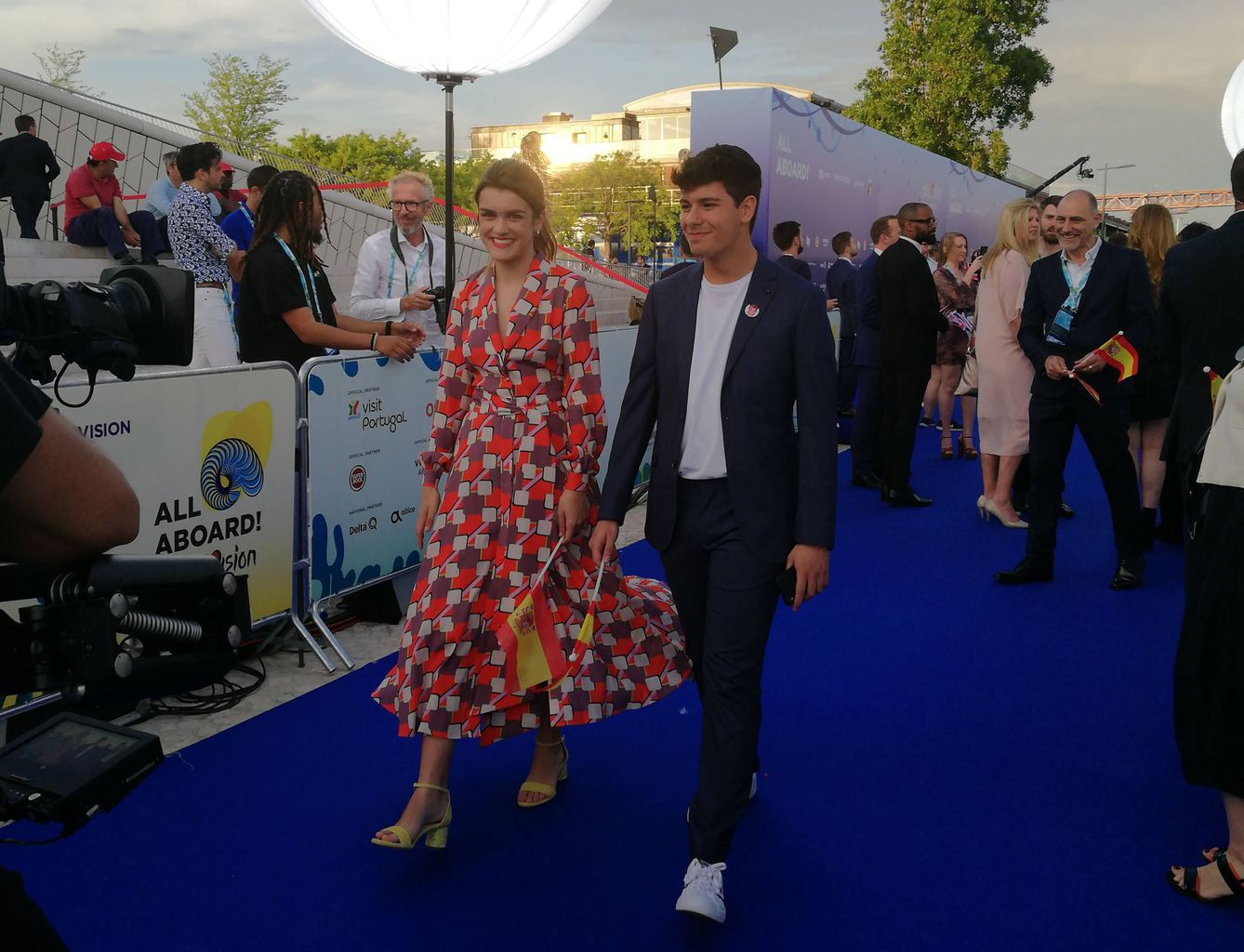 Amaia y Alfred desfilan por la alfombra azul de la ceremonia de inauguración de Eurovisión 2018.