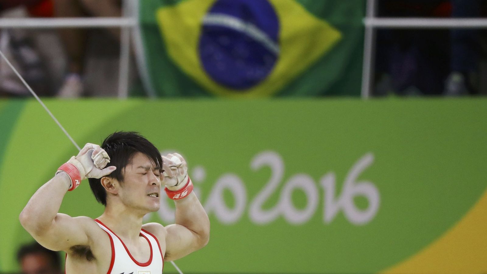 Foto: Uchimura, al conocer que revalidaba el oro olímpico. (Mike Blake/EFE)