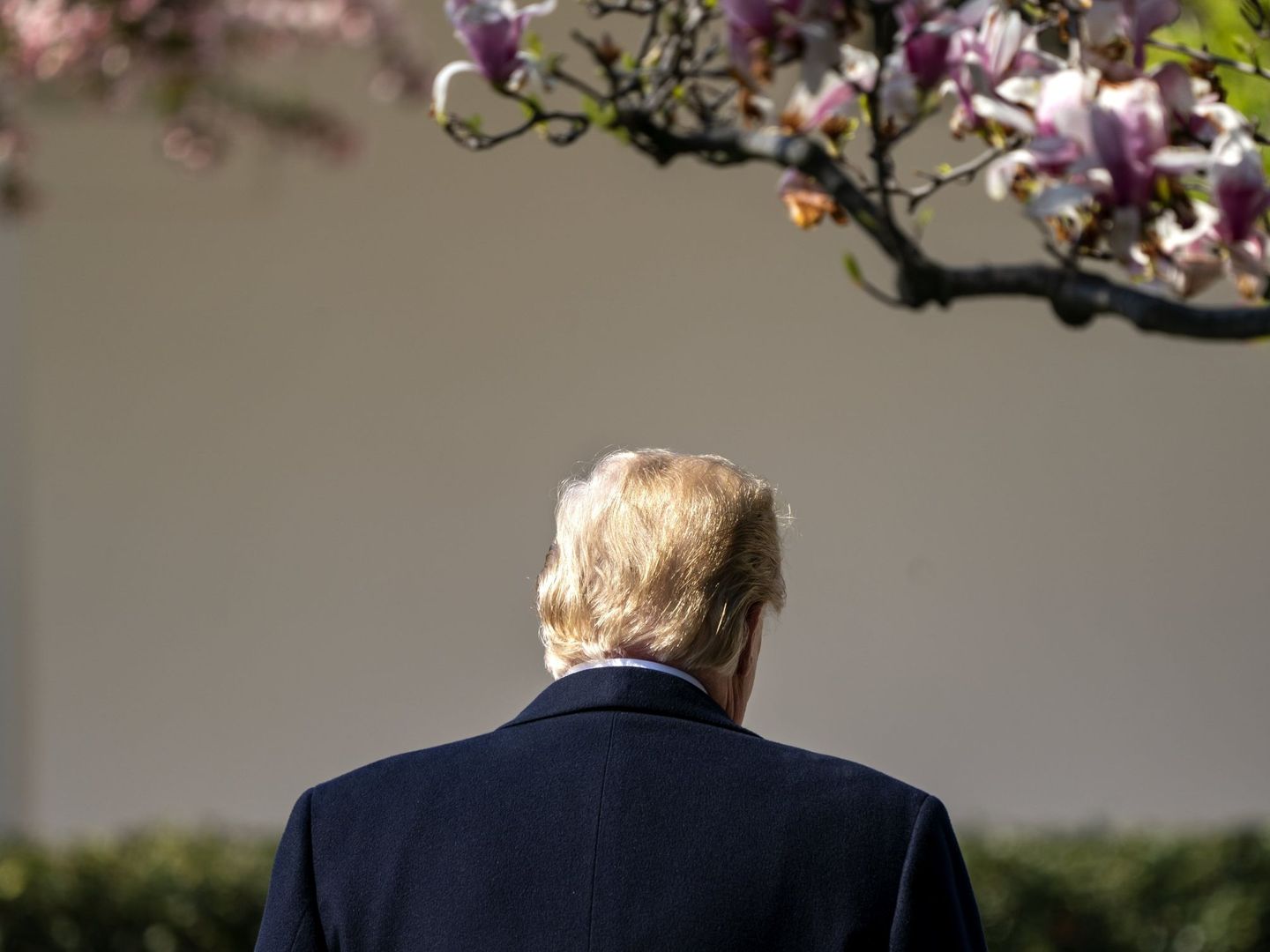 El presidente Trump se retira tras participar en un evento en el jardín Sur de la Casa Blanca, el 10 de abril de 2018. (EFE)