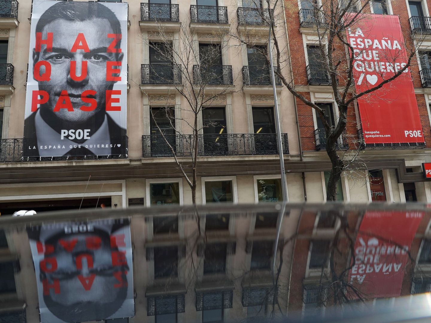 Carteles con el lema 'Haz que pase', eslogan de campaña del PSOE para las elecciones del 28-A. (EFE)