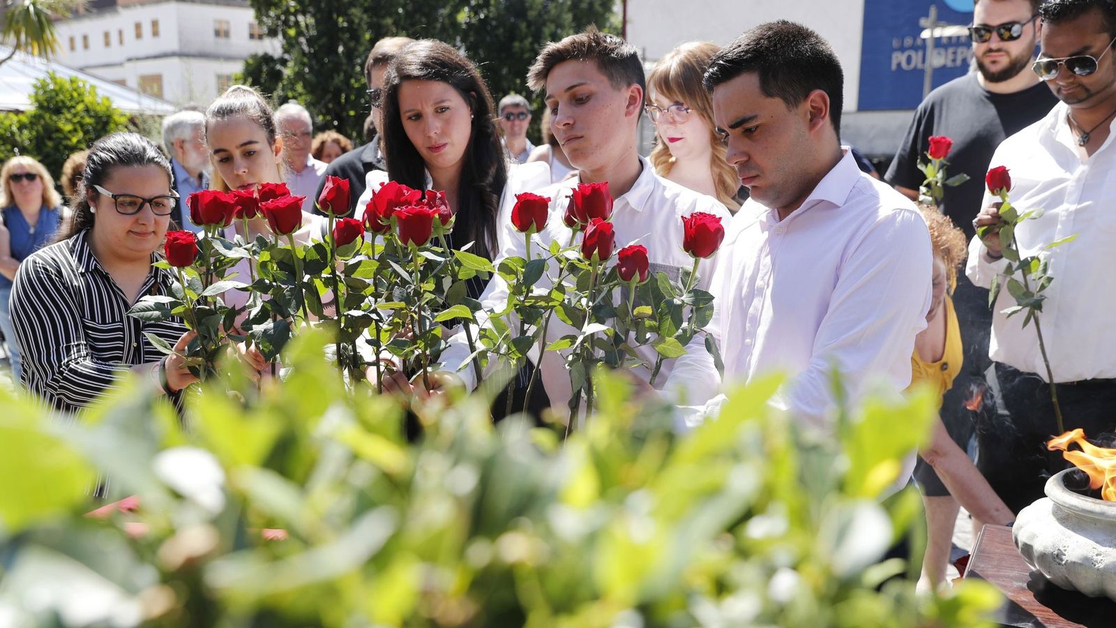 Foto: Ofrenda floral en homenaje a Miguel Ángel Blanco durante el homenaje de este jueves del Ayuntamiento de Ermua. (EFE)