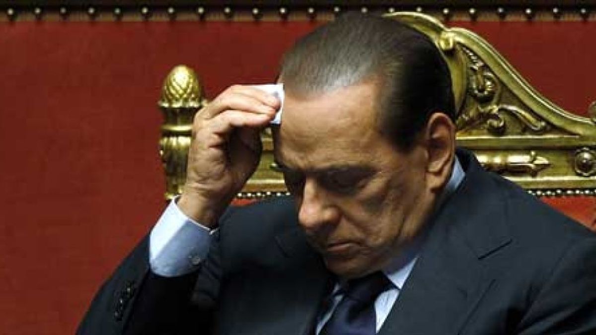 Los mercados hunden el imperio de Berlusconi mientras Roma arde