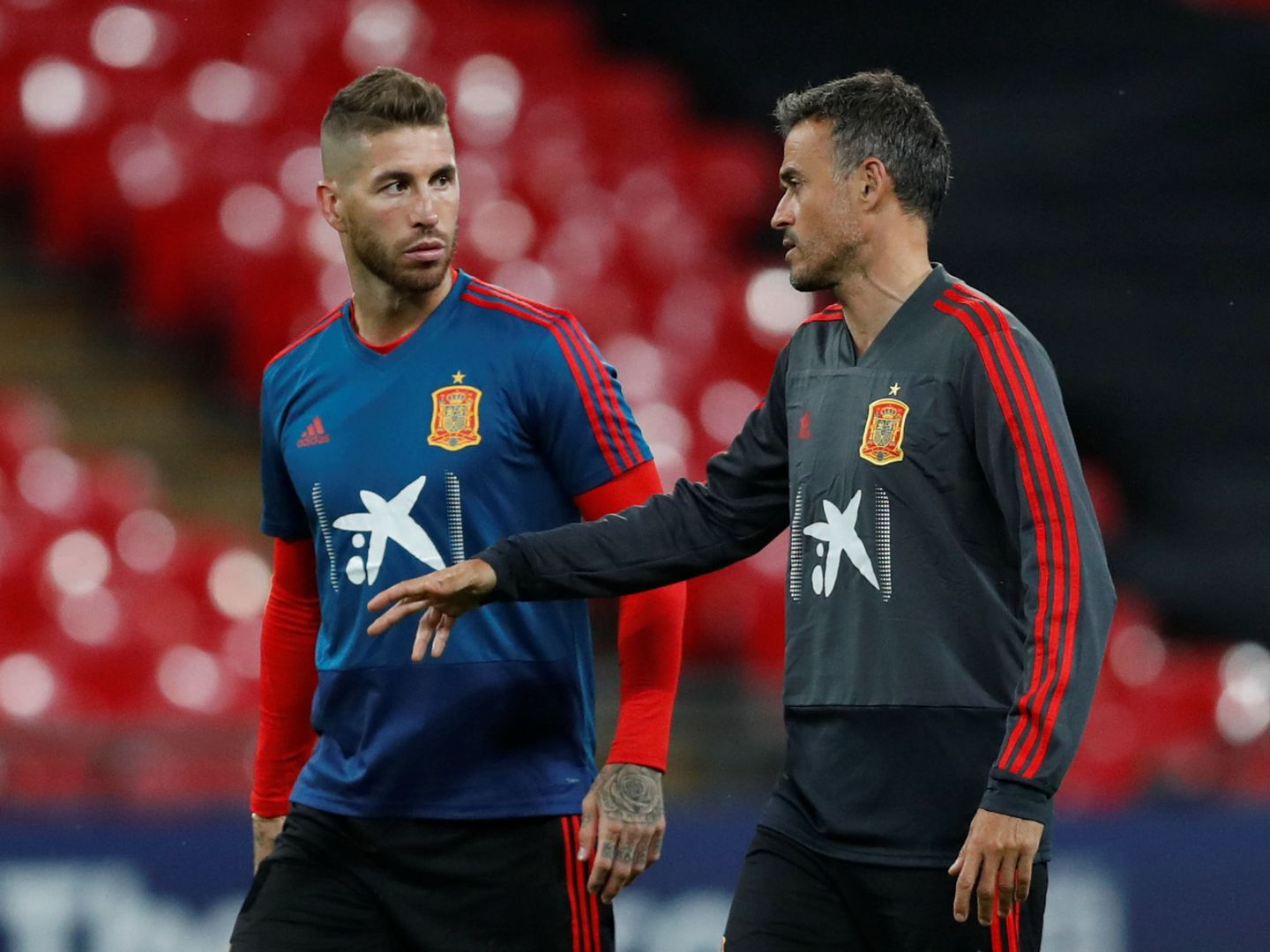 Luis Enrique habla con Sergio Ramos durante el entrenamiento de España en Wembley. (Reuters)