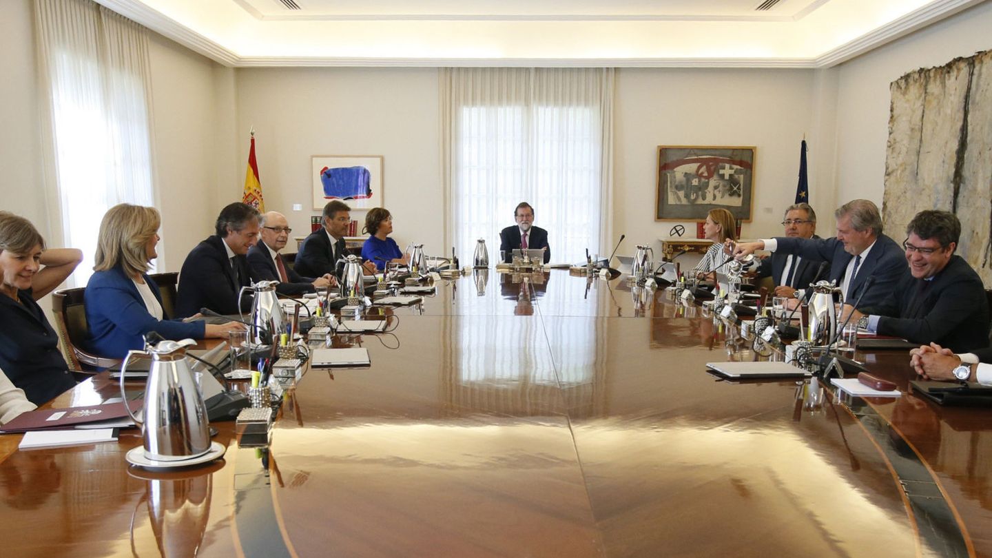 El Gobierno convocó ayer un Consejo de Ministros extraordinario para abordar el conflicto de El Prat. (EFE)