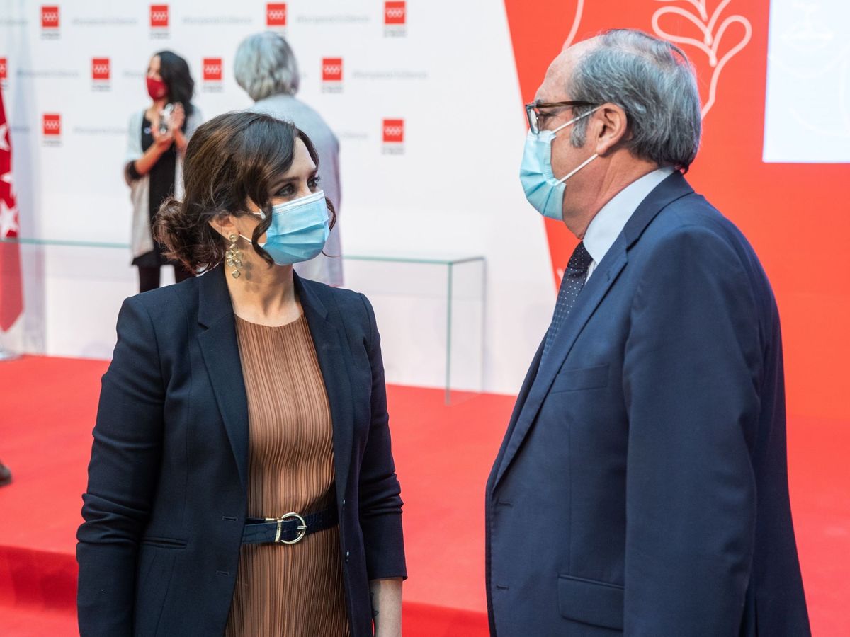 Foto: La presidenta de la Comunidad de Madrid, Isabel Díaz Ayuso, conversa con el portavoz del PSOE, Ángel Gabilondo. (EFE)