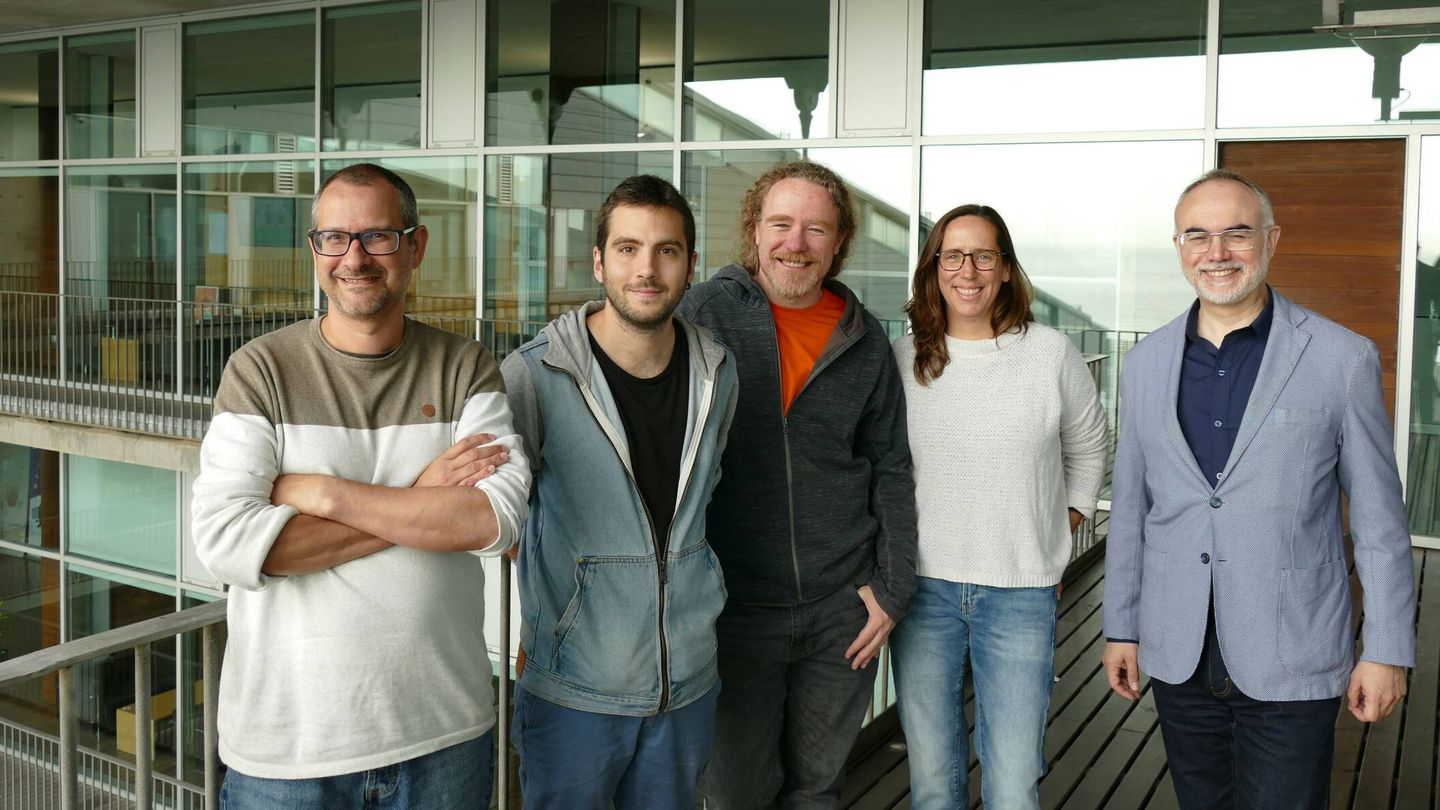 De izquierda a derecha, los investigadores españoles Tomàs Marquès-Bonet, Alejandro Valenzuela, David Juan, Esther Lizano y Arcadi Navarro. (IBE y UPF)
