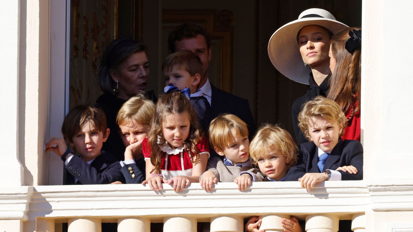 Los niños de la familia Grimaldi en el balcón de palacio. (Reuters/Eric Gaillard)