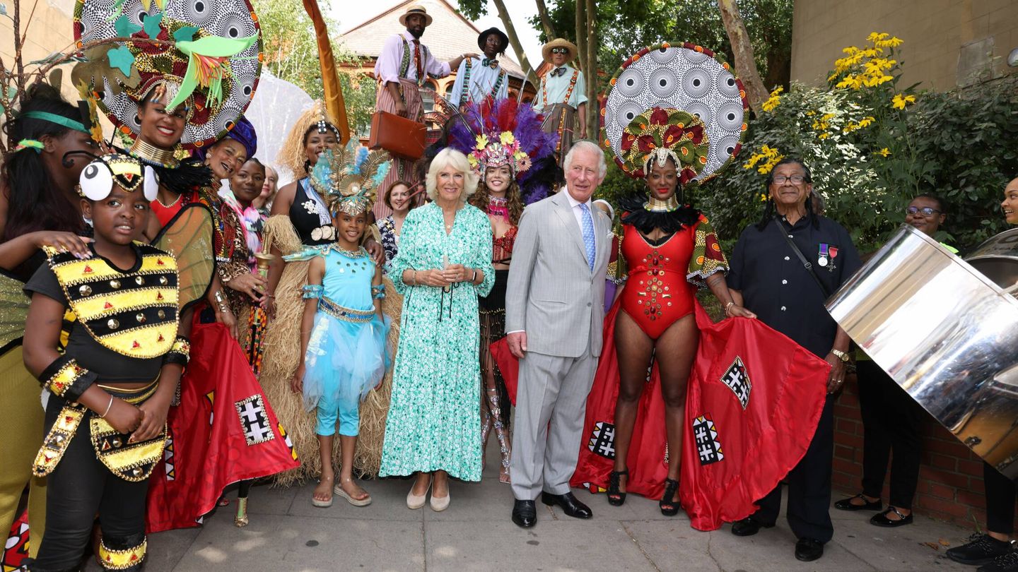 Camila de Cornualles y el príncipe Carlos, en el carnaval previo de Notting Hill. (Cordon Press)