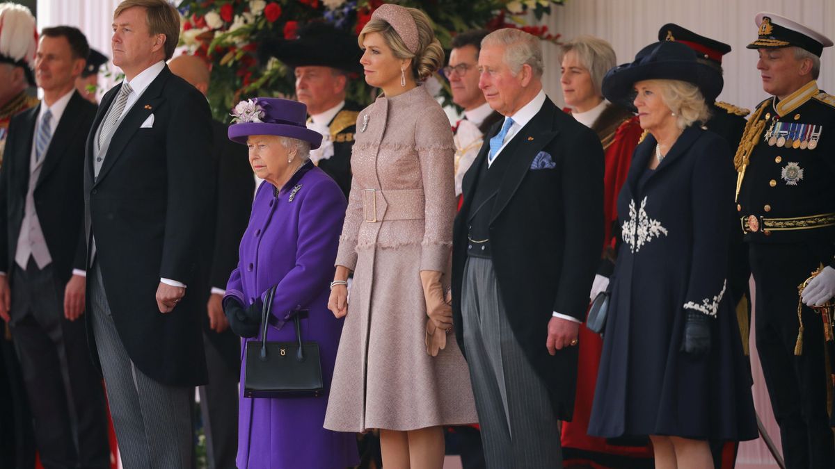 El vestido abrigo con el que Máxima ha iniciado su visita de Estado a Reino Unido