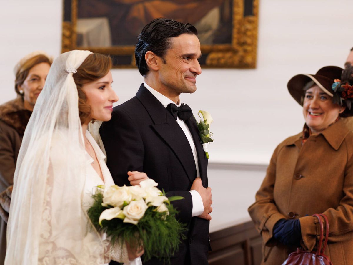 Foto: Pietro lleva a Matilde al altar en el día de su boda durante el capítulo 120 de 'La Moderna' (RTVE)