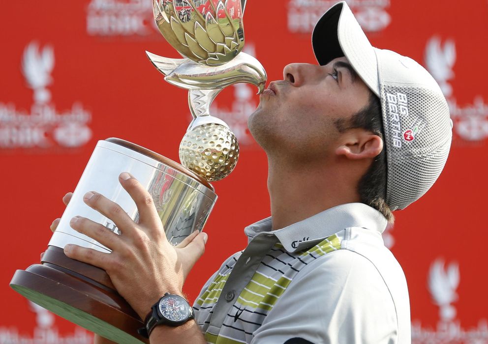 Foto: Pablo Larrazábal besa su trofeo mientras mira al cielo después de alzarse con la victoria en el torneo de Abu Dhabi. (Reuters)