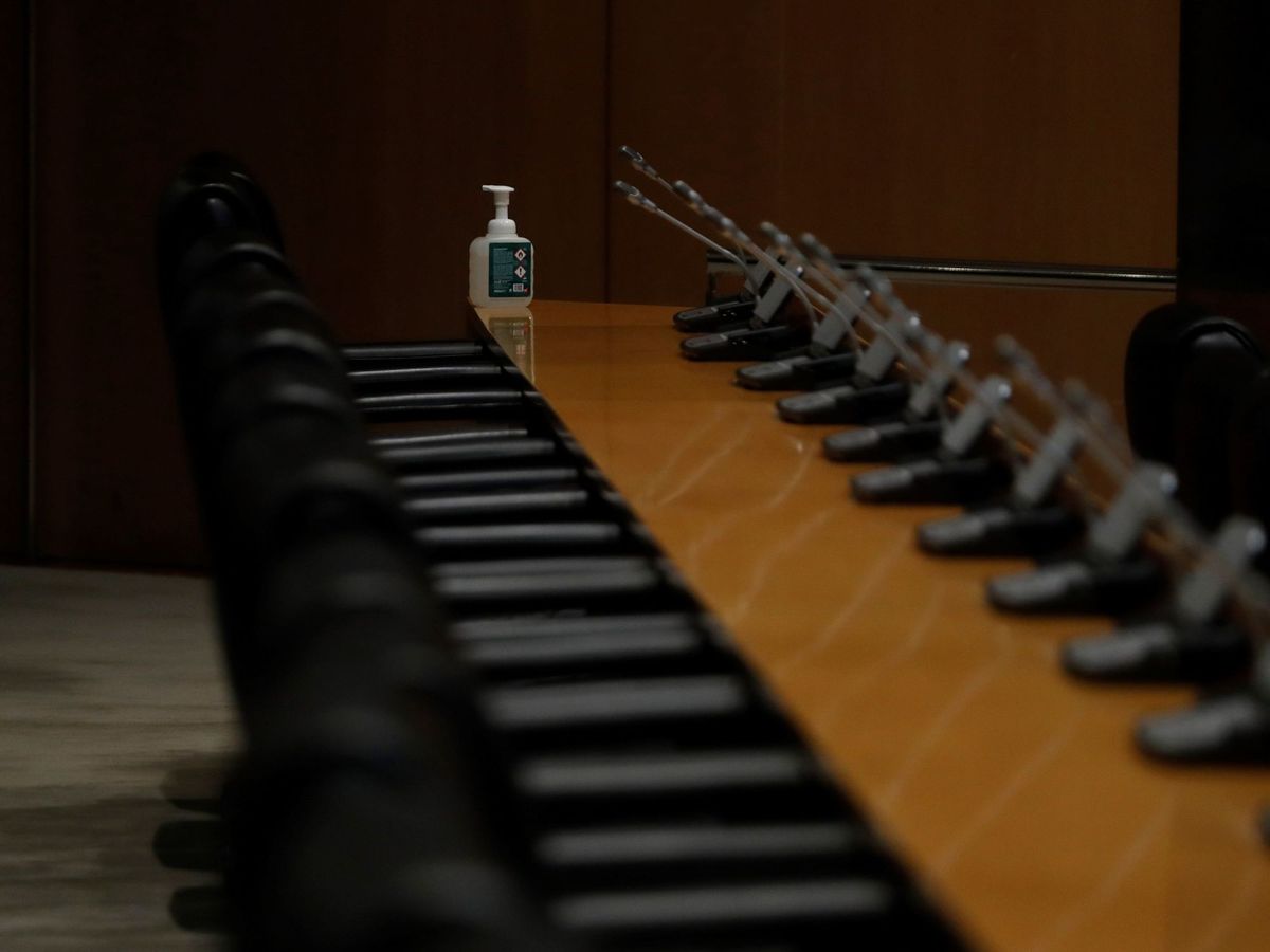 Foto: Un gel de manos a disposición de los miembros de una Comisión del Congreso. (Reuters)