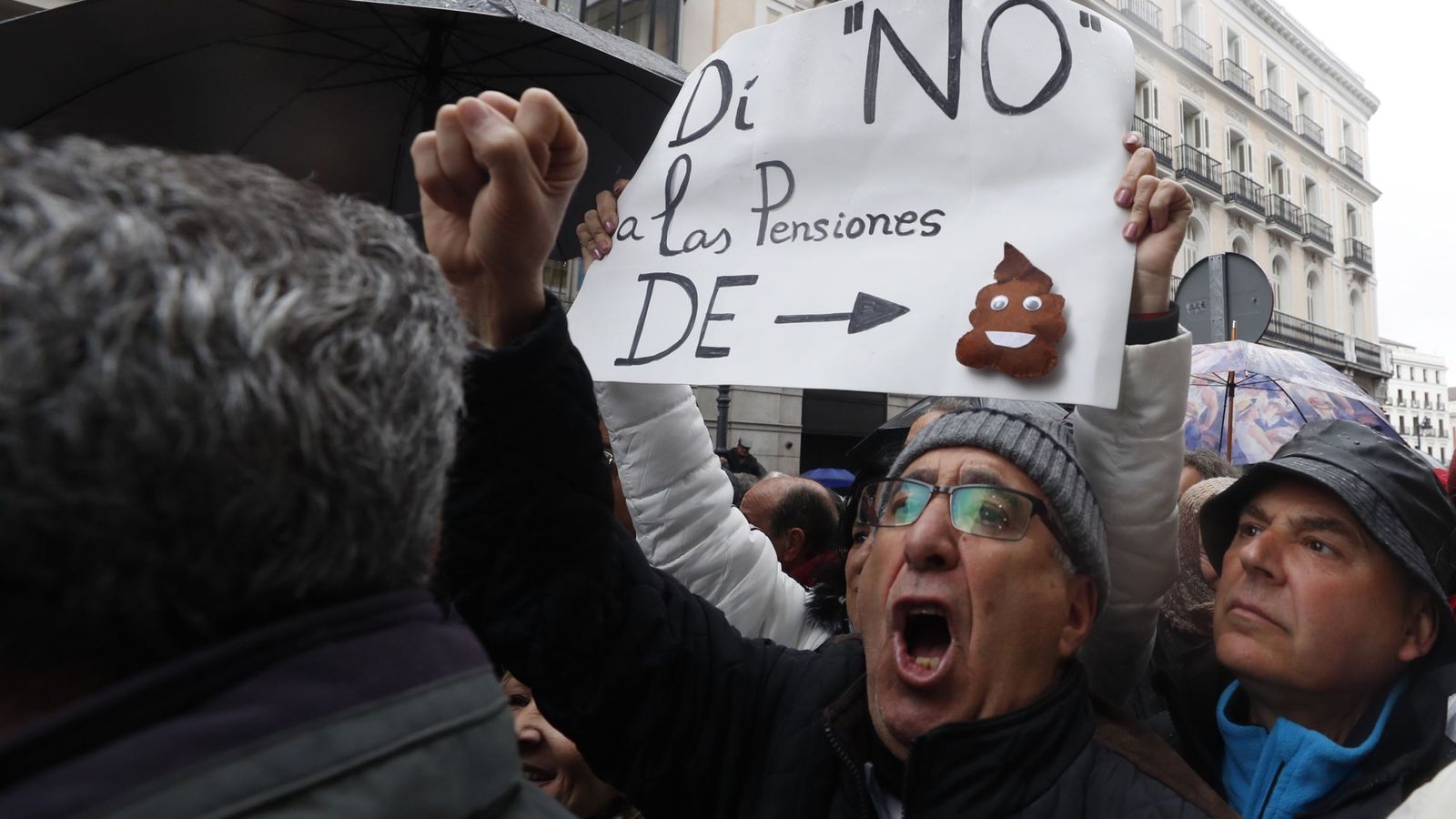 Foto: Jubilados, en el centro de Madrid, protestan por unas pensiones dignas. (EFE)