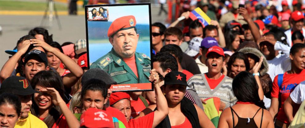 Foto: Miles de personas aguardan en fila para honrar el féretro de Chávez