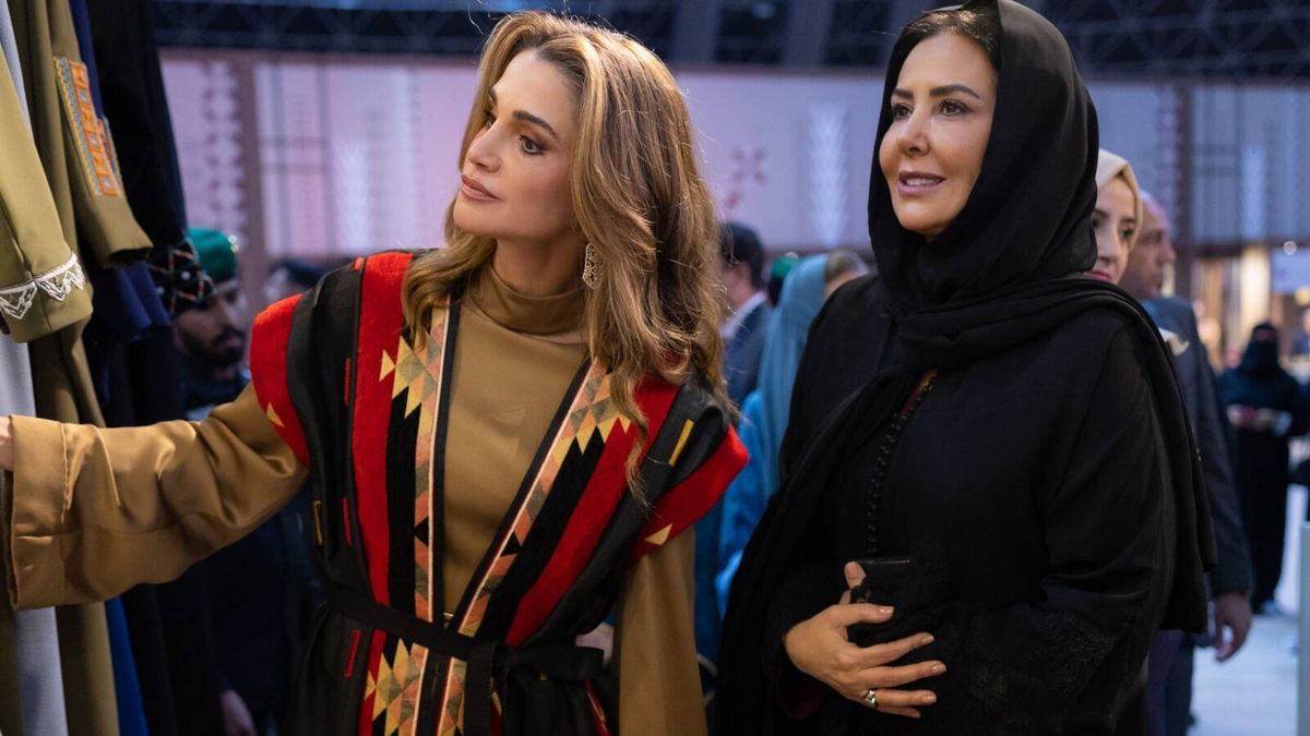 El impecable caftán étnico de Rania de Jordania en su visita a Arabia Saudí