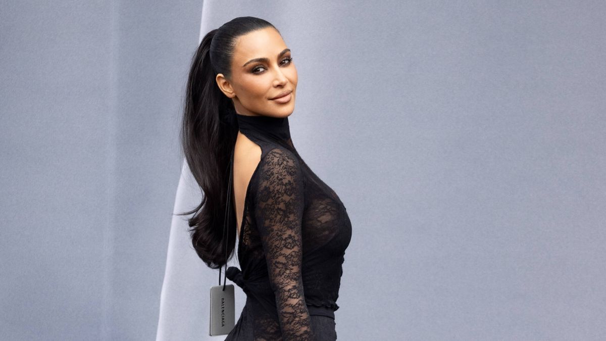 Kim Kardashian y Salma Hayek empujan la resurrección de Balenciaga en París