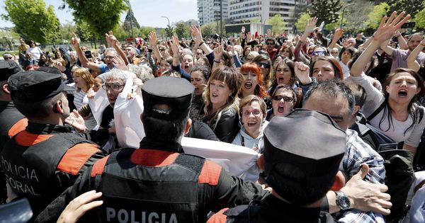 Foto: Momentos de tensión al conocer la sentencia contra La Manada en Pamplona. (EFE)