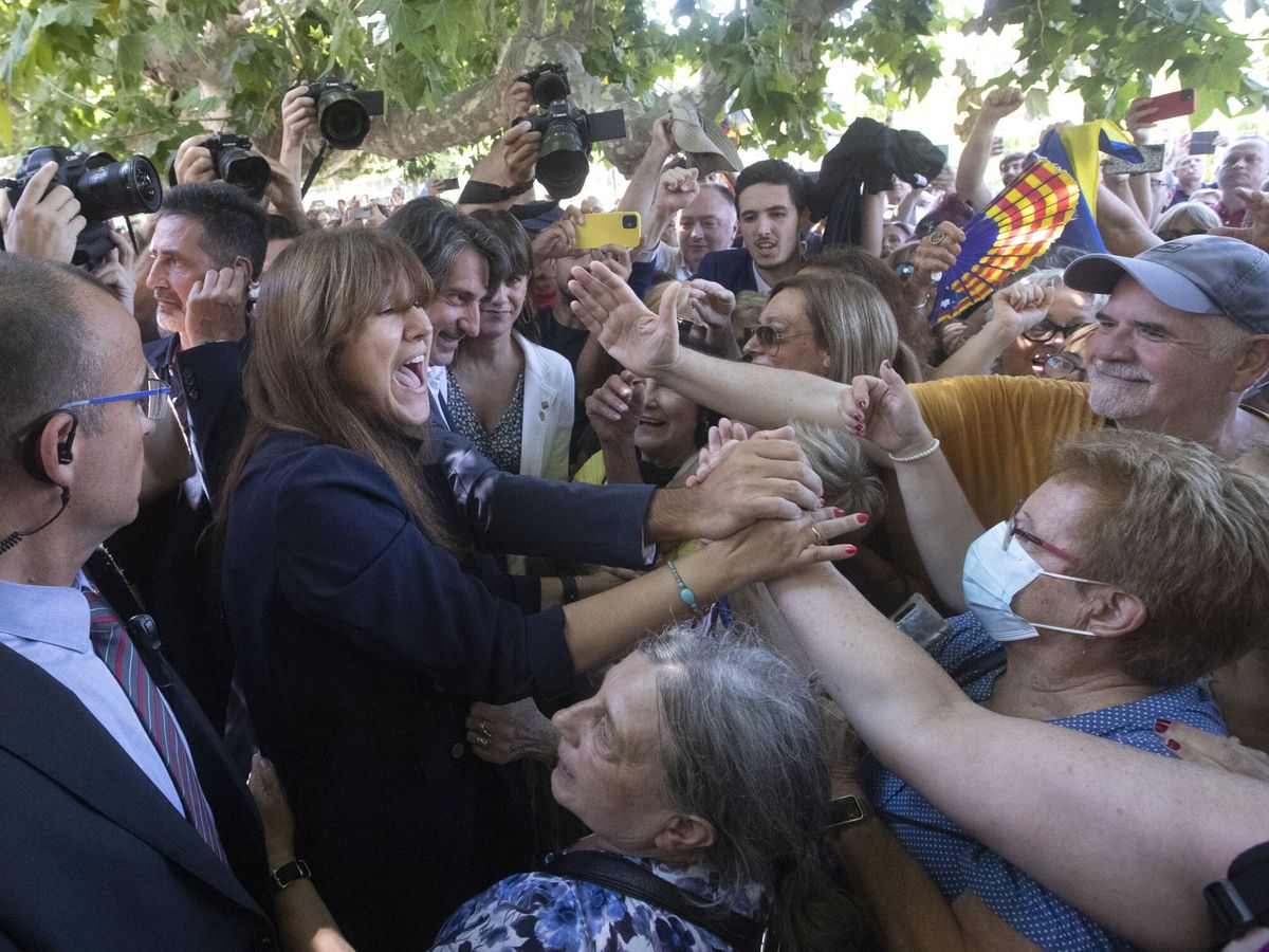 Foto: a presidenta del Parlament, Laura Borràs, bajó este mediodía a saludar a sus simpatizantes congregados frente al edificio del Parlament. (EFE/Marta Pérez)