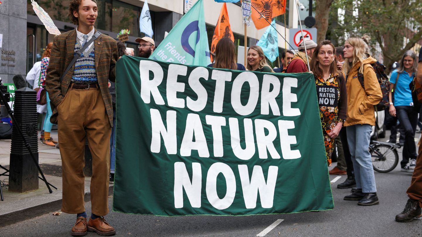 Activistas en favor de la ley de restauración de la naturaleza (Reuters/H.Adams)