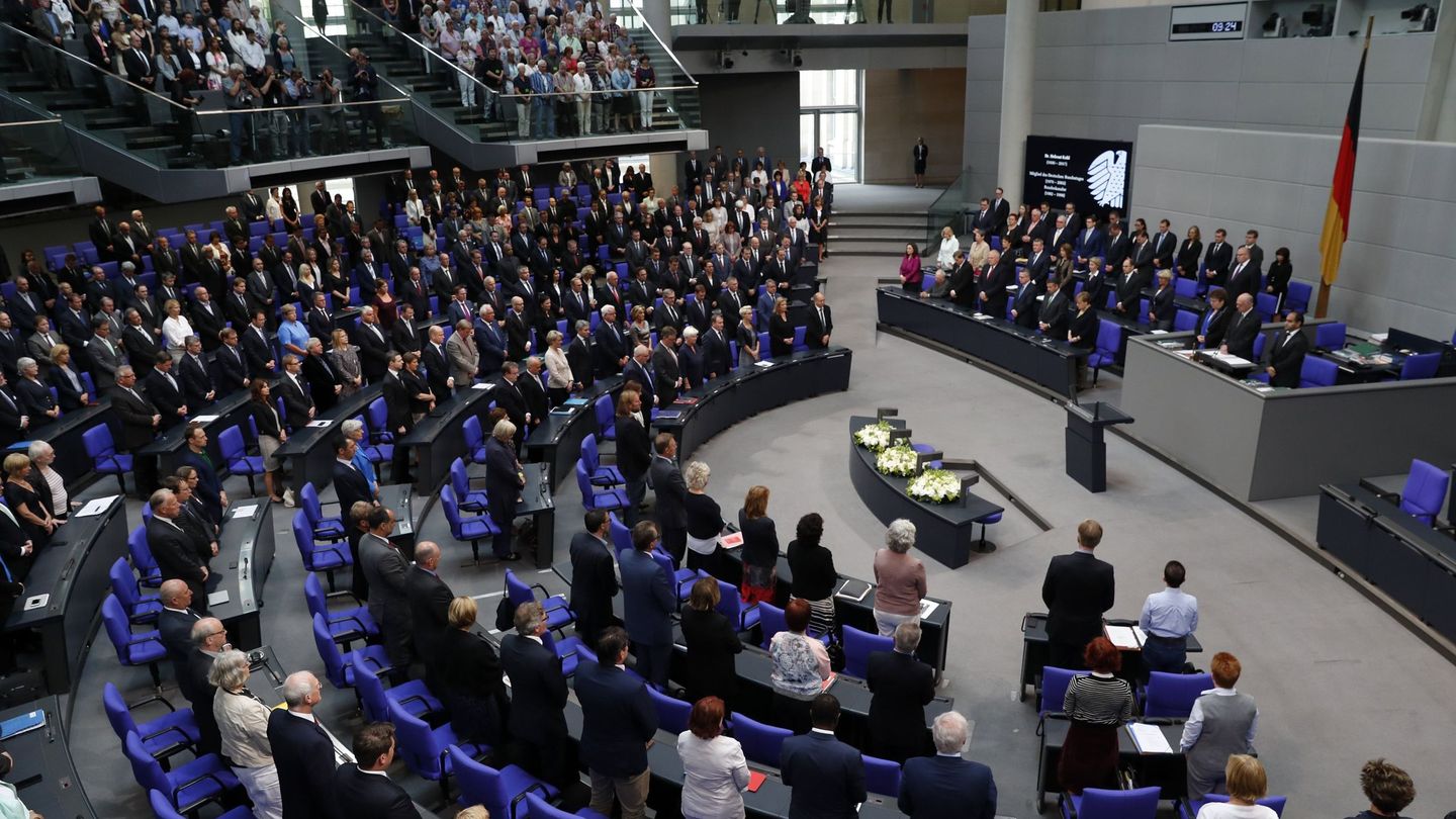 Ministros y diputados alemanes en el Reichstag (sede del Parlamento) en Berlín. (EFE)