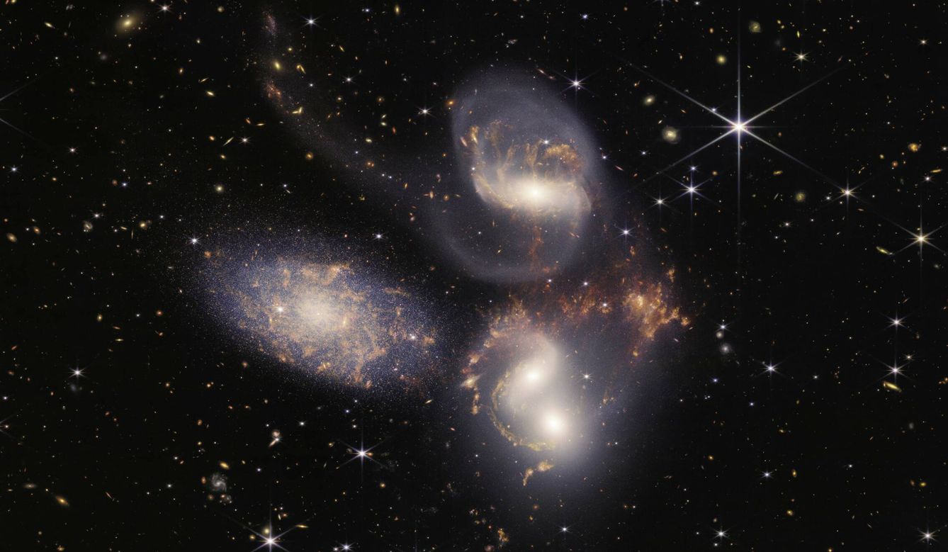 Ninguno de los modelos de materia oscura pueden explicar la galaxias en el Quínteto de Estefan ni el resto de galaxias espirales y finas tan comunes en el universo. (NASA)