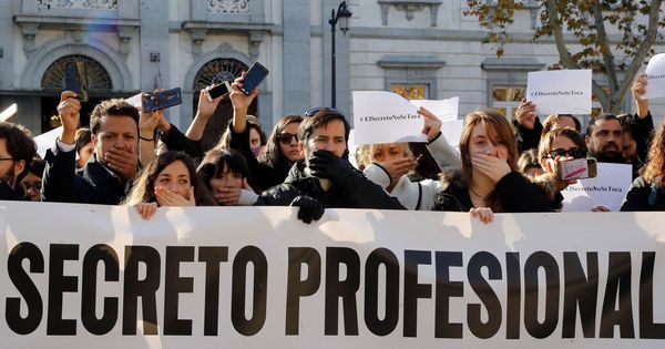 Foto: El colectivo de periodistas durante la concentración que bajo el lema "Nuestro secreto profesional, tu derecho a la información". (EFE)