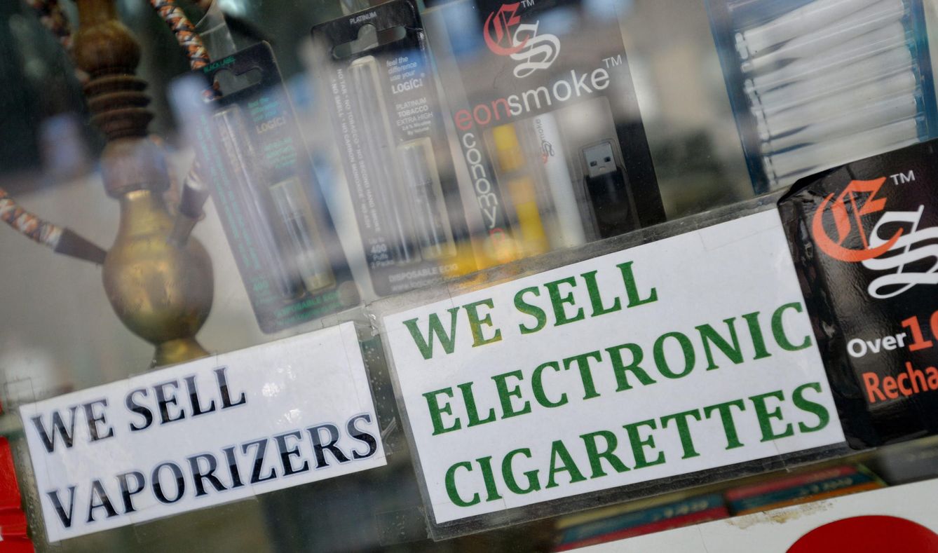 Fotografía donde se ve un aviso de venta de cigarrillos electrónicos en Nueva York (EEUU). (EFE)