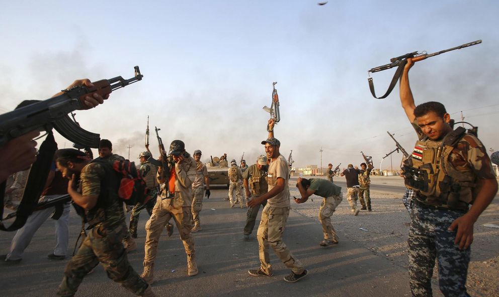 Milicianos chiíes celebran el fin del asedio de Amerli tras vencer al ISIS (Reuters).