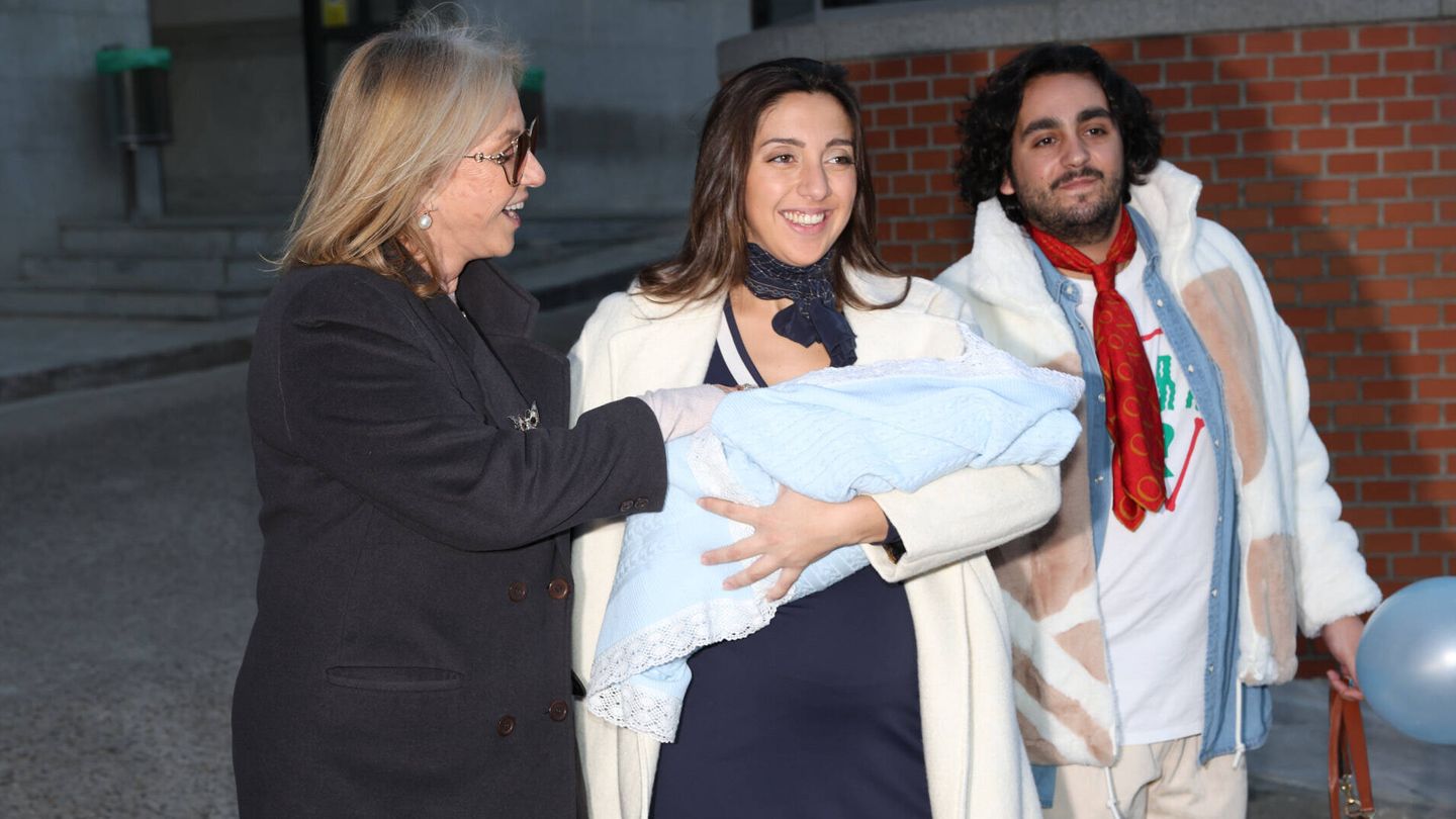 La pareja y el recién nacido, a su salida del hospital, junto a Mariola Orellana. (Gtres)