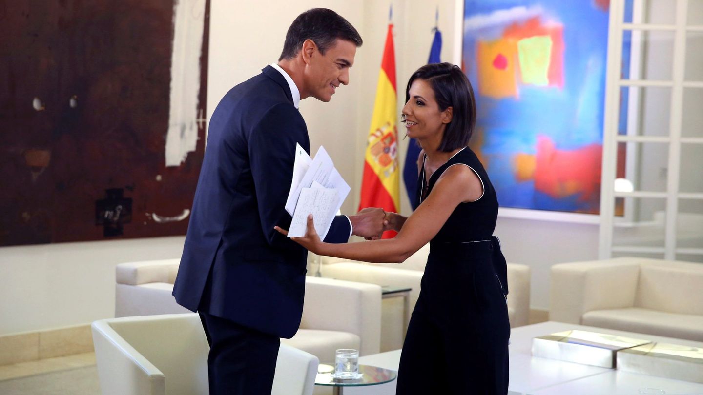 Pedro Sánchez y la periodista Ana Pastor, durante la entrevista. (EFE)