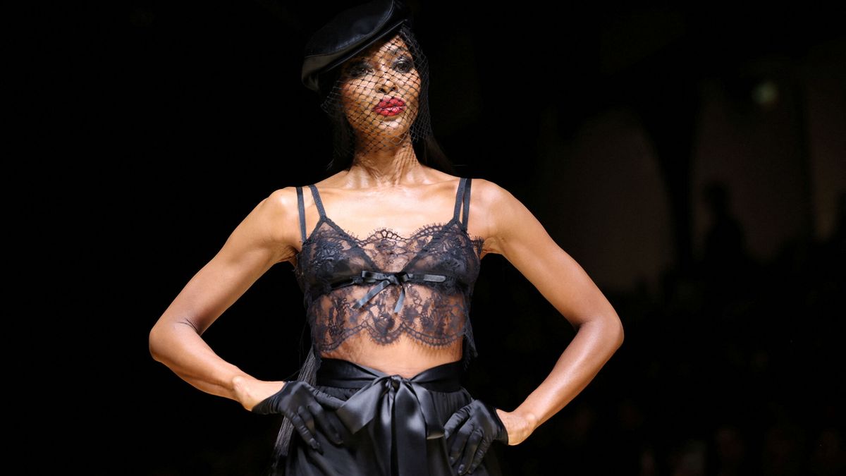 Dolce & Gabbana y su artillería pesada en Milán: Naomi Campbell, Irina Shayk, lencería y negro