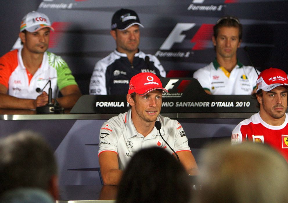 Foto:  Jenson Button y Fernando Alonso (dcha), atienden a la rueda de prensa. (EFE)
