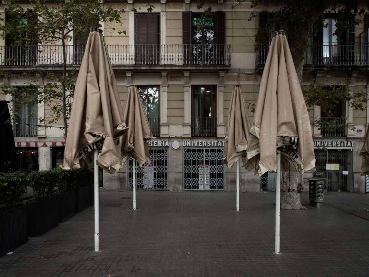 Foto: Una terraza de la céntrica Plaza Universidad de Barcelona cerrada durante el confinamiento. 