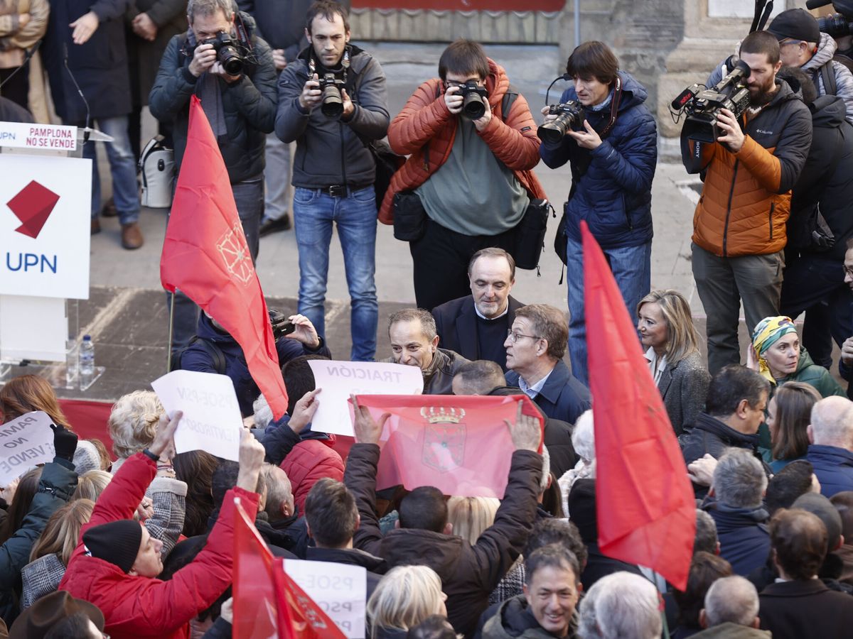 Foto: Concentración de UPN contra la moción de censura en Pamplona. (EFE/Jesús Diges)