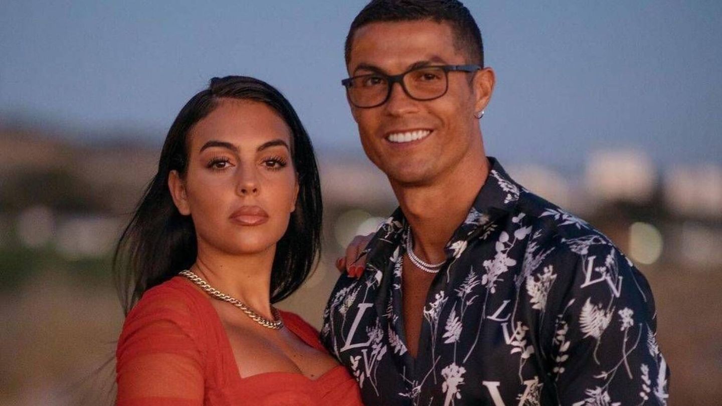 Georgina Rodríguez y Cristiano Ronaldo, en una fotografía de sus redes sociales. (Instagram)
