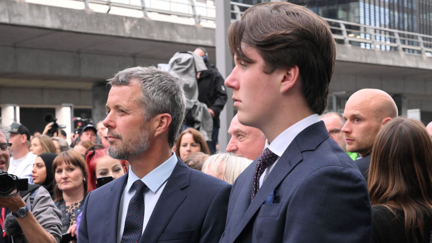 El príncipe Federico y su hijo Christian. (EFE/Philip Davali)