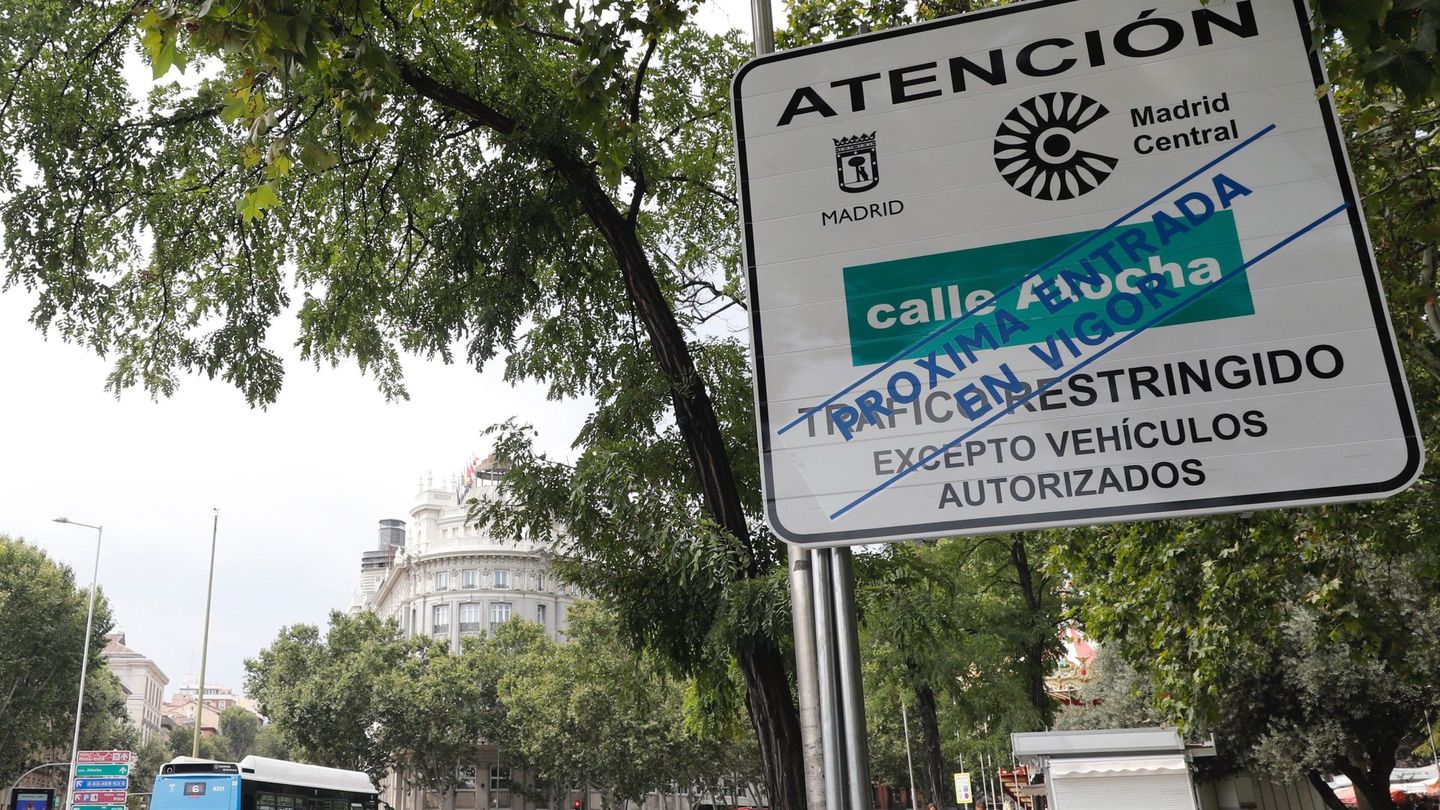 Vista de una señal del ayuntamiento que advierte de una zona que se encuentra en Madrid Central. (EFE)