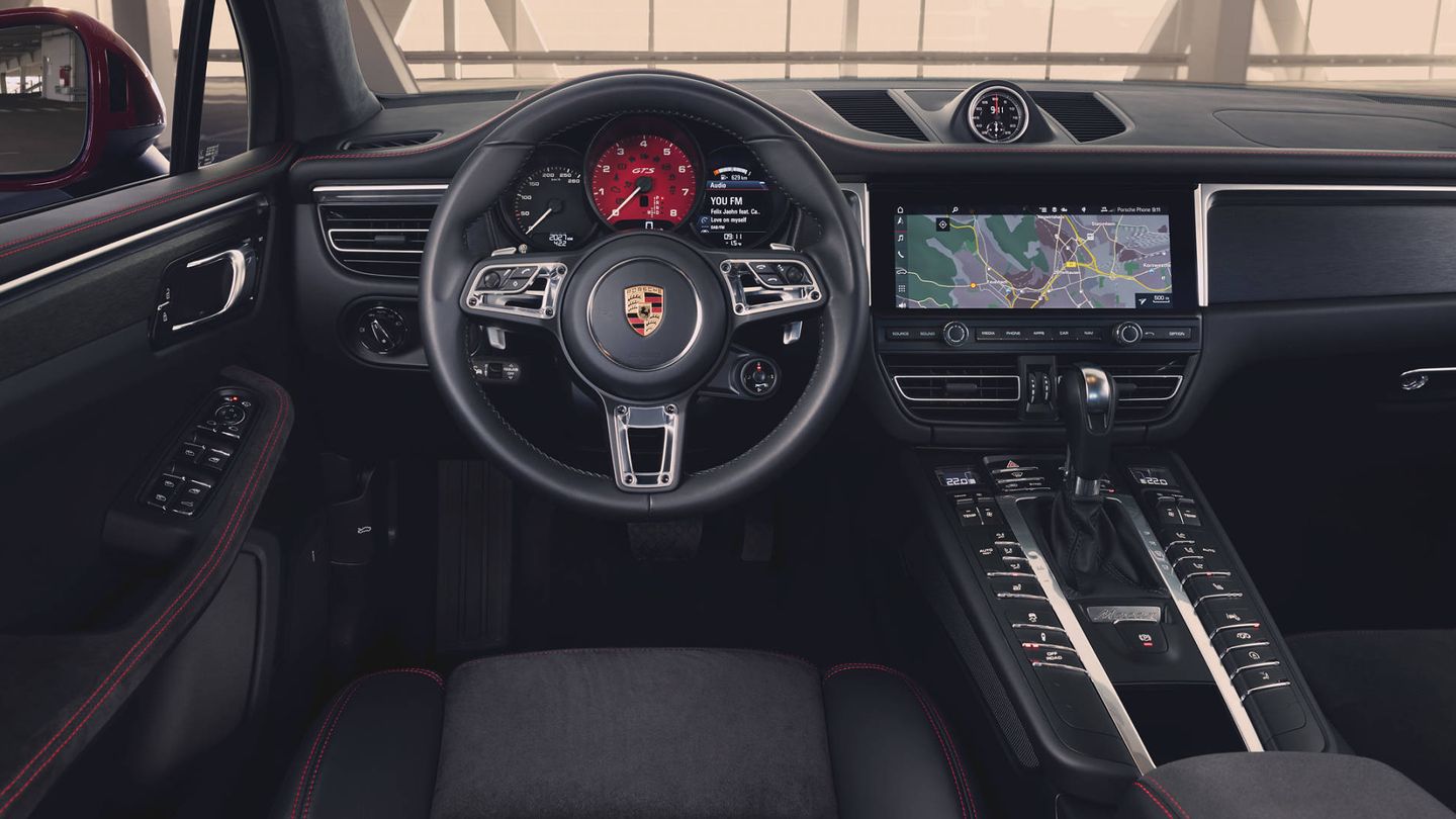 Interior del nuevo Porsche Macan GTS con su llamativo cuentavueltas en rojo.