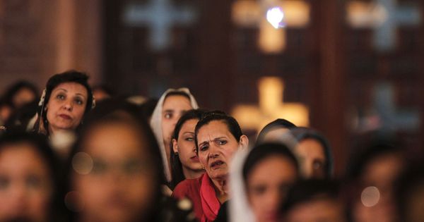 Foto: Cristianas coptas durante una misa de Pascua en la Catedral Copta de San Marcos, en el Cairo, el 15 de abril de 2017. (EFE)