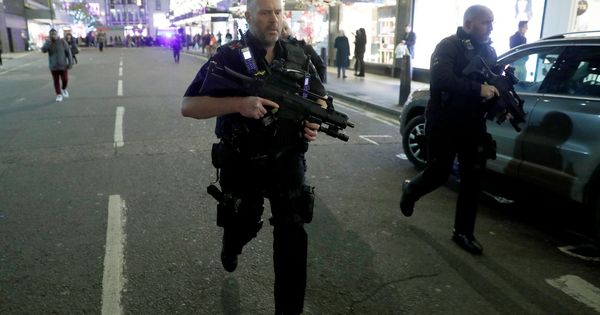 Foto: Policía armada se dirige a la estación de Oxford Circus, en el centro de Londres. (Reuters)