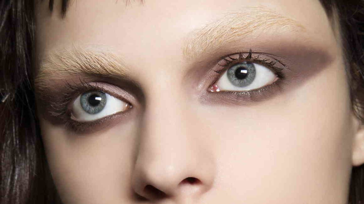 La versión de Givenchy de las bleached brows en 2016. (Imaxtree)