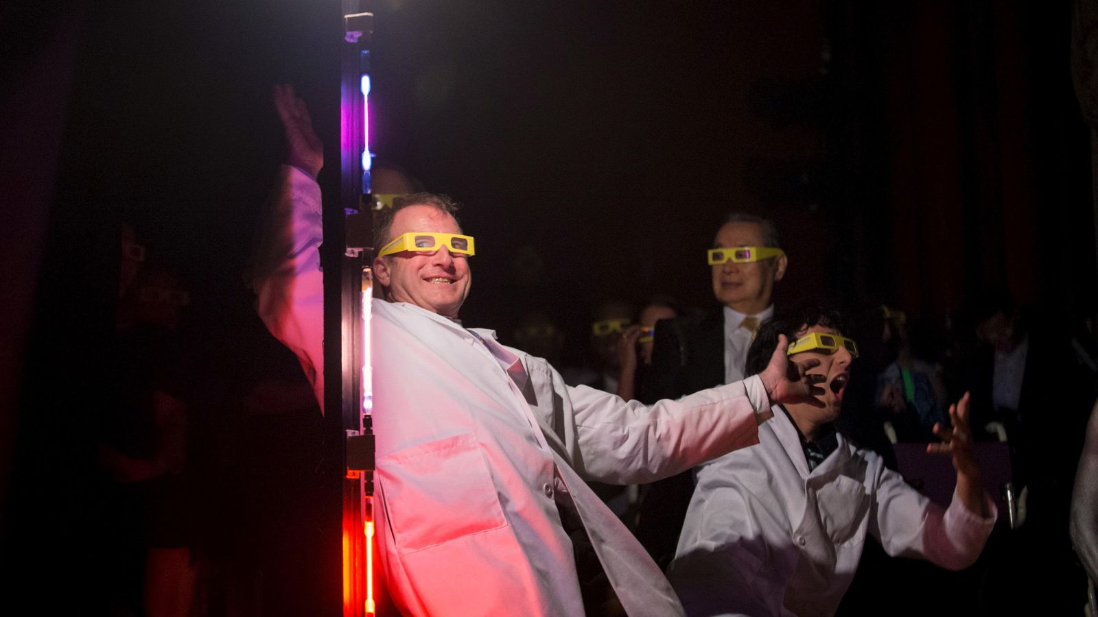Foto: Un químico ayer en la 25 edición de los IgNobel, los premios más cómicos de la ciencia. (Reuters)
