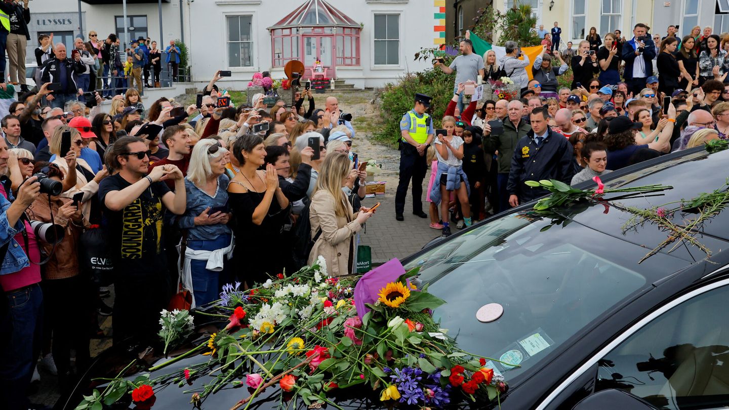Uno de los instantes en los que los fans de Sinéad O'Connor despiden a su ídolo en su entierro en Bray, Irlanda. (Reuters/Clodagh Kilcoyne)