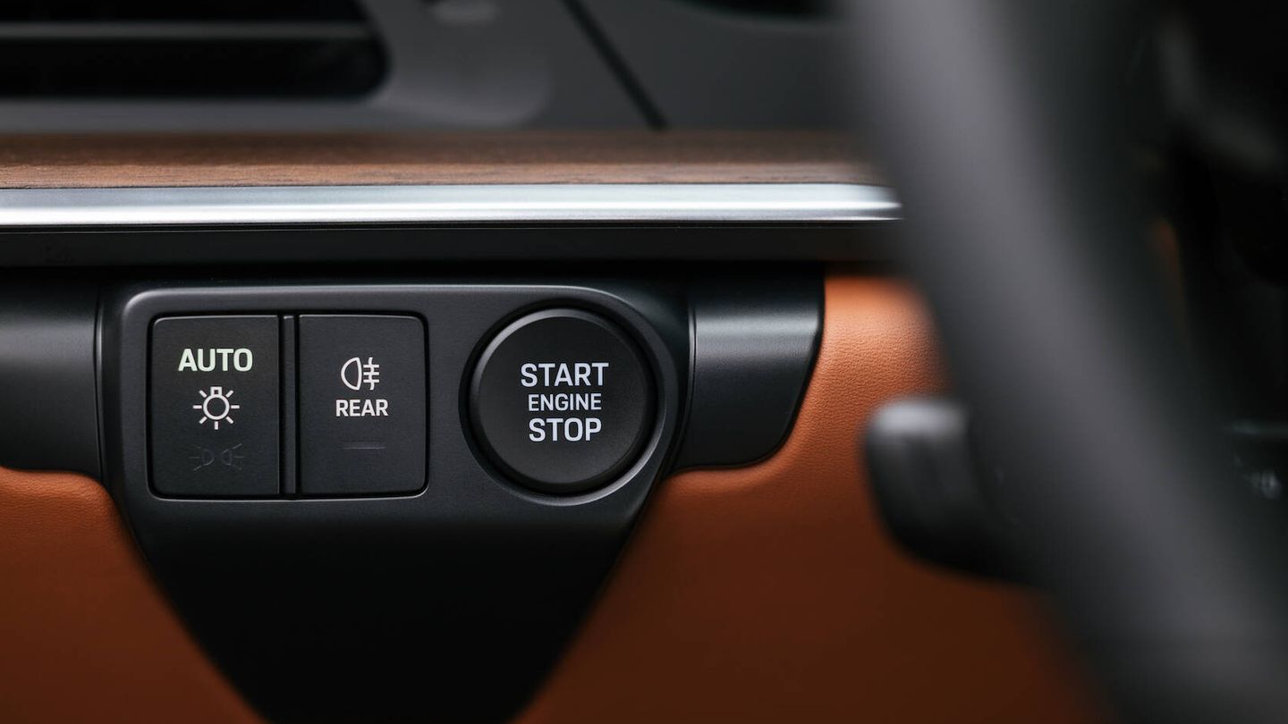Ya no hay contacto tradicional, sino un botón de arranque y apagado. Pero sigue yendo a la izquierda del volante.