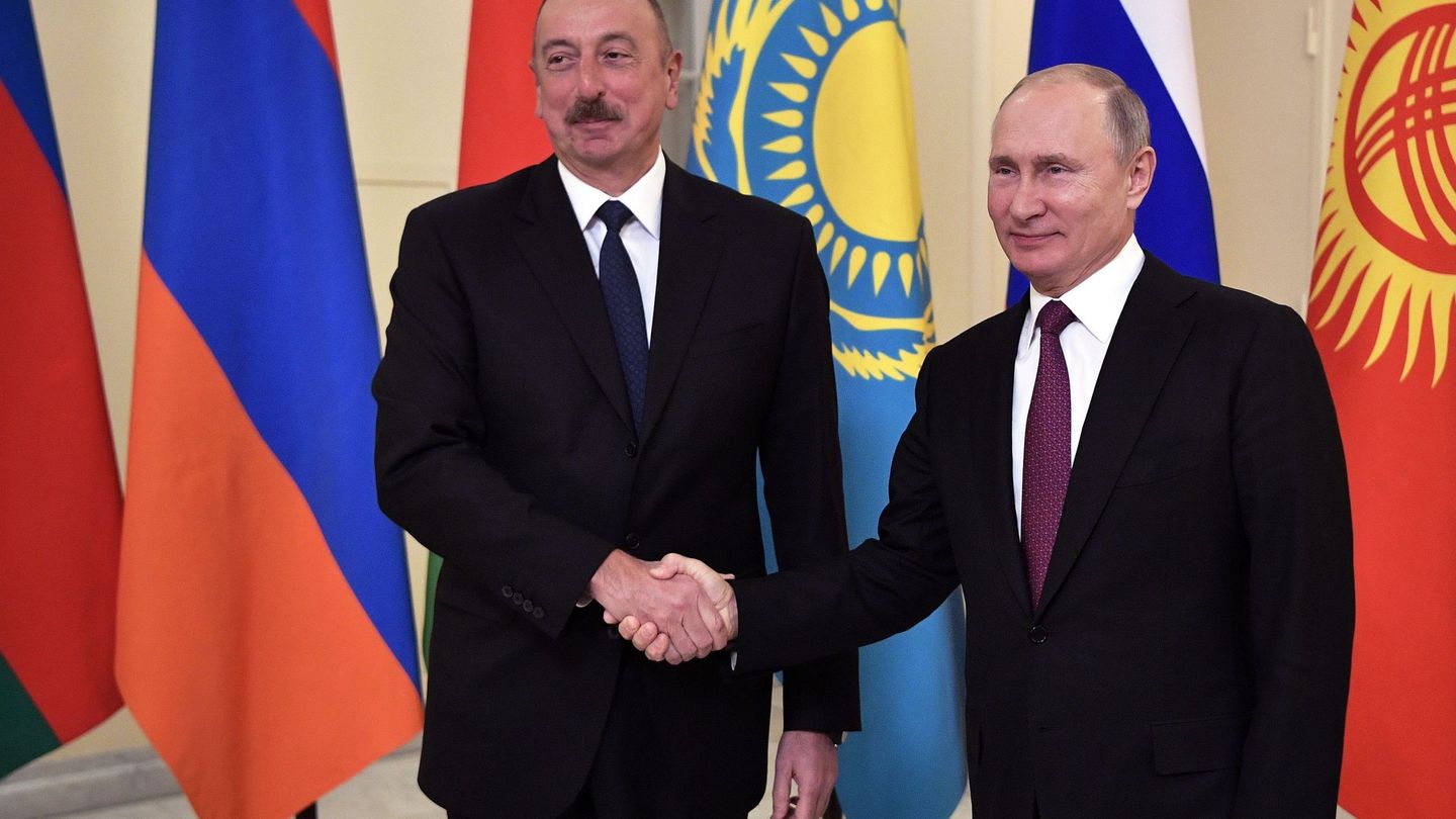 El presidente de Azerbaiyán, Ilham Aliyev, con el ruso Vladímir Putin durante una cumbre de la Mancomunidad de Estados Independientes (CIS) en San Petersburgo, el 6 de diciembre de 2018. (EFE)