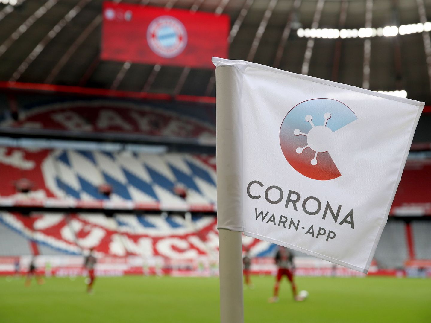Anuncio de la aplicación en un banderín en el estadio del Bayern. (EFE)